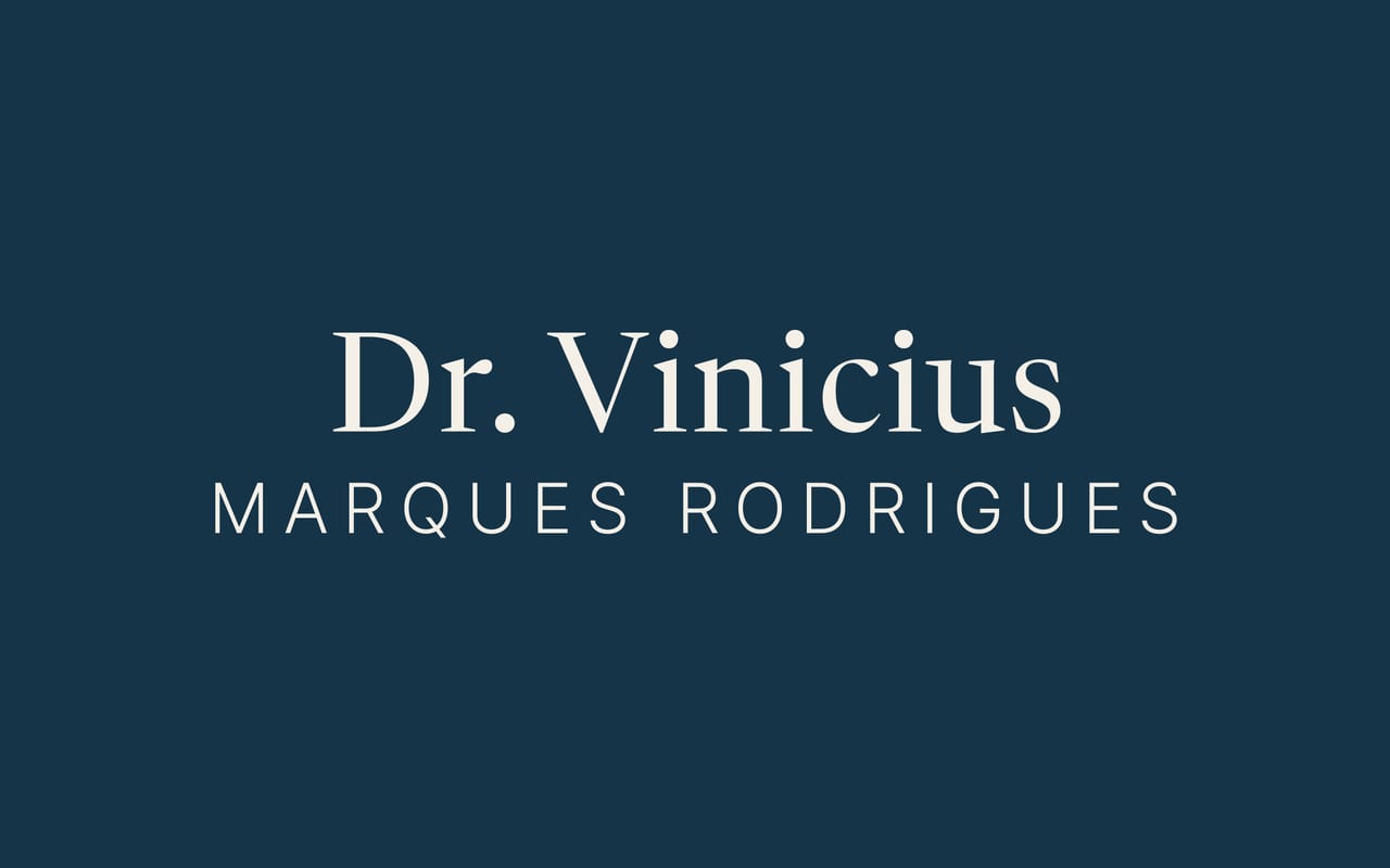 Assinatura Dr. Vinicius Marques Rodrigues em marfim sobre azul profundo.