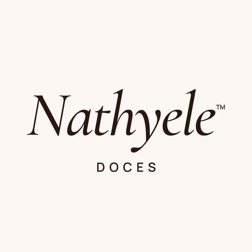 Assinatura Nathyele Doces sobre creme.