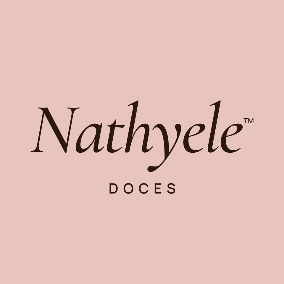 Assinatura Nathyele Doces sobre rosé.