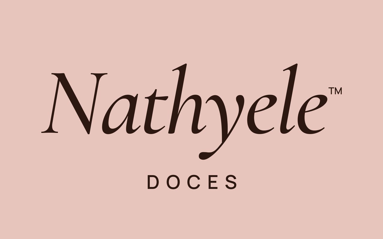 Wordmark Nathyele Doces em itálico sobre fundo rosé.